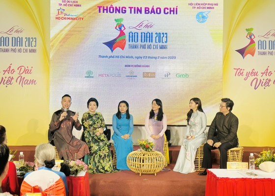 Representatives of the organization board of the festival, fashion designers and artists attend the press conference on February 23. (Photo: SGGP)