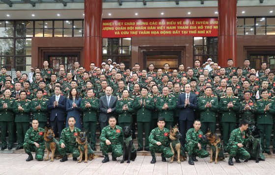 The search and rescue team of the VPA and delegates attend the honoring ceremony. (Photo: SGGP)
