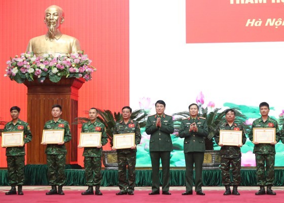 Certificates of merit of the Minister of National Defense are handed over to members of the rescue delegation. (Photo: SGGP)