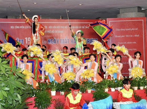 A performance reviving Trung sisters’ uprising performed by students of the Hai Ba Trung Secondary School of District 3 in the ceremony (Photo: SGGP)
