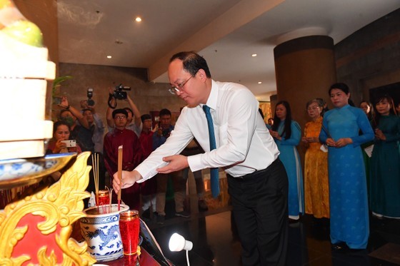 Vice Secretary of the HCMC Party Committee Nguyen Ho Hai offers incense to Trung Sisters. (Photo: SGGP)