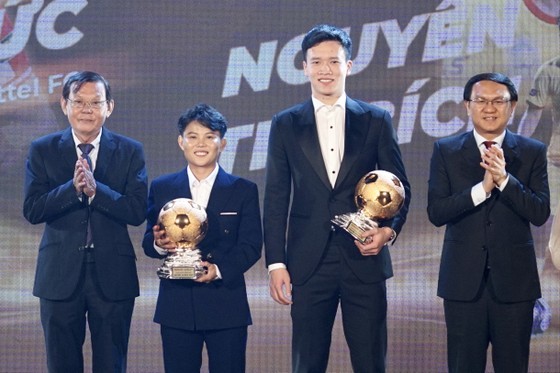 Footballers Bich Thuy (2nd,L) and Hoang Duc (2nd, R) receive the Silver Ball awards. (Photo: SGGP)