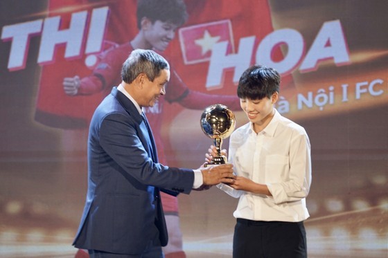 Head coach Mai Duc Chung of the Vietnam's national women football team offers the Best Female Young Footballer award to Vu Thi Hoa. (Photo: SGGP)