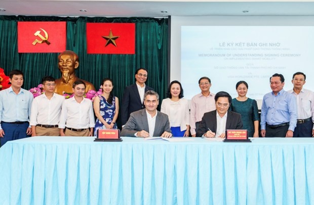 Representatives of HCMC's Department of Transport and Visa at the signing ceremony. (Photo: VISA)