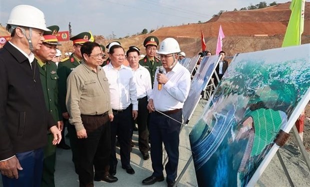 PM Chinh inspects the Hoa Binh Hydropower Plant's expansion project (Photo:VNA)