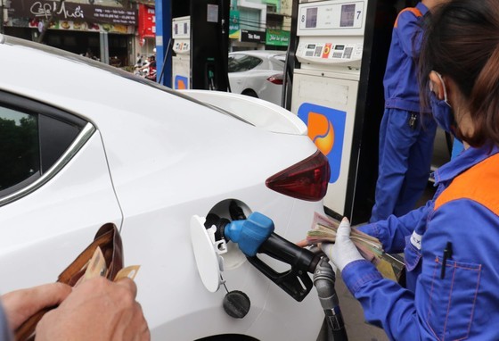 The retail price of petrol saw a slight decrease following the latest regular adjustment at 3 pm on March 1. (Photo: SGGP)