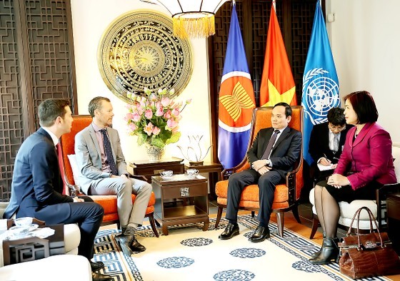 Deputy Prime Minister Tran Luu Quang receives Vice President of LEGO group Edward Lewin.