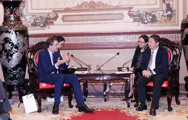 Vice Chairman of the municipal People’s Committee Duong Anh Duc (R) hosts French Minister Delegate for Foreign Trade, Economic Attractiveness and French Nationals Abroad Olivier Becht. (Photo: VNA)