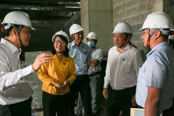The delegation of the HCMC People’s Council supervises the construction project of Thu Duc General Hospital. (Photo: SGGP)