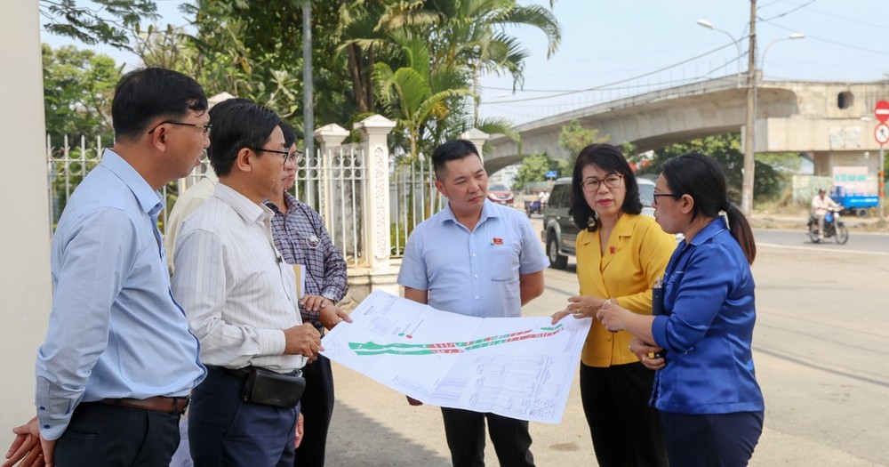 A supervision delegation of the HCMC People’s Council monitors public investment projects in Thu Duc City on March 2. (Photo: SGGP)