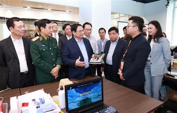 PM Pham Minh Chinh (front, third from left) and officials visit the Vietnam National Innovation Center on March 4. (Photo: VNA)