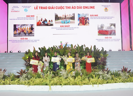 The organization board also offer 45 awards to individuals and collectives of two online Ao Dai Contests. (Photo: SGGP)