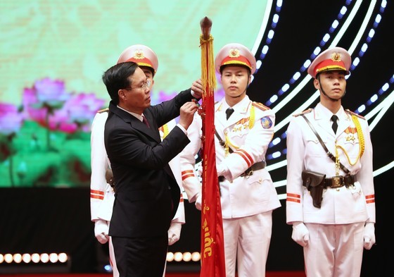 State President Vo Van Thuong presents the first-class Fatherland Protection Order to the People's Public Security Force. (Photo: SGGP)