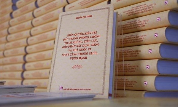 Party General Secretary Nguyen Phu Trong’s book is entitled "Resolutely, persistently fighting corruption and negative phenomena to contribute to building more transparent and stronger Party and State" (Photo: VNA)