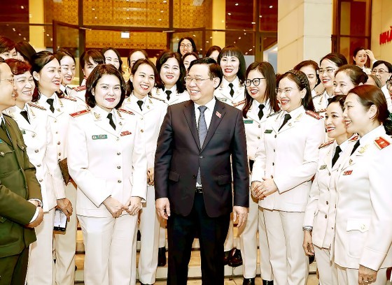 National Assembly Chairman Vuong Dinh Hue meets female officers of the public security force in Hanoi on March 6. (Photo: SGGP)