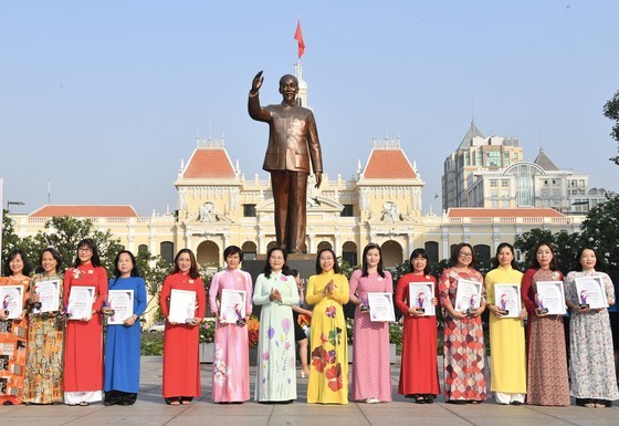 Chairwoman of the HCMC People’s Council Nguyen Thi Le honors outstanding women with the title “Good at working in the office and at home”. (Photo: SGGP)