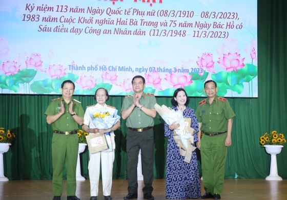 Leaders of the HCMC's Public Security Department offer gifts to female heroines of the People's Armed Forces. (Photo: SGGP)