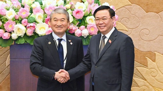 National Assembly Chairman Vuong Dinh Hue (R) receives Mr. Ichikawa Hide, Senior Advisor of Resonac Holdings, Co-Chairman of Japan-Vietnam Economic Committee, Head of the delegation. (Photo: SGGP)