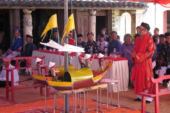 The Feast and Commemoration Festival for Hoang Sa Soldiers ceremony is held in An Hai communal temple, Ly Son Island, Quang Ngai Province. (Photo: SGGP)