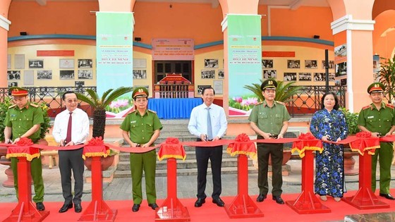 Phan Van Mai, Chairman of the People’s Committee of the city and delegates participate in a ribbon-cutting ceremony of an exhibition presenting activities of six teachings of President Ho Chi Minh taken by the HCMC’s Public Security. (Photo: SGGP)