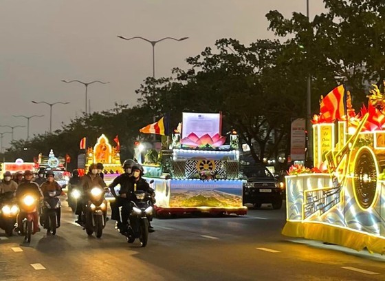 A parade of cars decorated with flowers on the main streets in Da Nang City (Photo: SGGP)