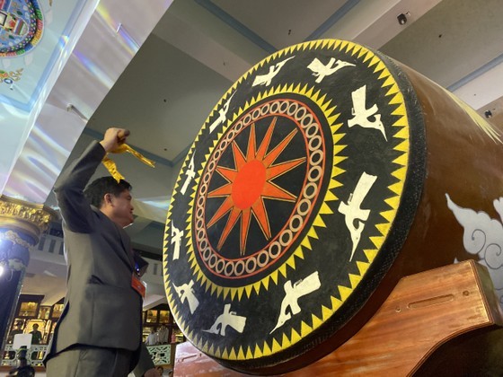 Chairman of the People's Committee of Ngu Hanh Son District in Da Nang City, Nguyen Hoa beats the drum to kick off the festival. (Photo: SGGP)