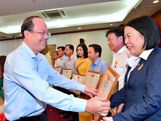 Vice Secretary of the HCMC Party Committee Nguyen Ho Hai presents certificates of merit to units. (Photo: SGGP)