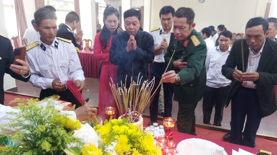 Members of the Veterans Liaison Board of HQ 604 offer incense to commemorate naval officers and soldiers who laid down their lives in the Gac Ma battle. (Photo: SGGP)
