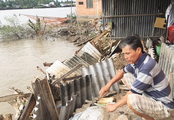A landslide section along the Mo Cay River in Ben Tre Province (Photo: SGGP)