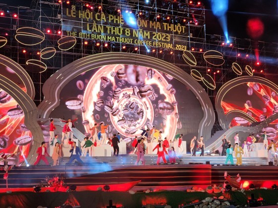 Arts performances in the closing ceremony (Photo: SGGP)