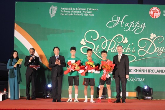 Mr. John McCullagh, Ambassador Extraordinary and Plenipotentiary of Ireland to Vietnam (R) offers gifts to participants of the charity walk. (Photo: SGGP)