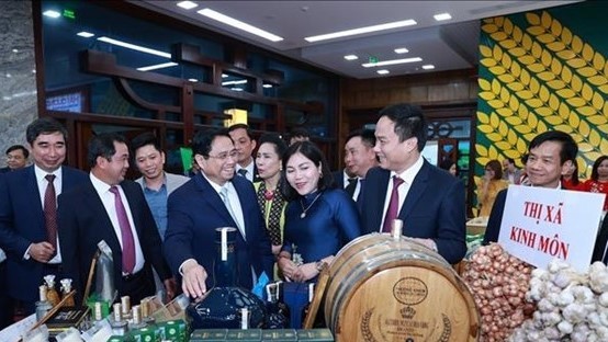 PM Pham Minh Chinh visits an OCOP stall (Photo: VNA)
