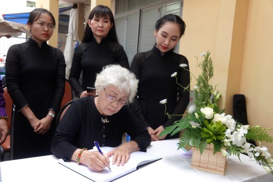 Meritorious Artist, director Ca Le Hong