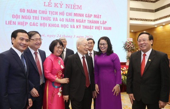 Party General Secretary Nguyen Phu Trong meets delegates at the event. (Photo: SGGP)