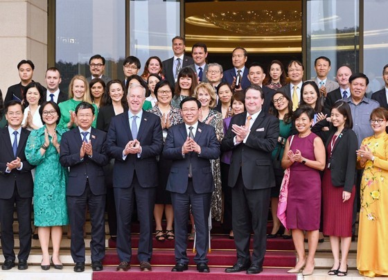 Vietnamese National Assembly (NA) Chairman Vuong Dinh Hue receives a delegation of over 40 businesses from the US-ASEAN Business Council (USABC) in Hanoi on March 23. (Photo: SGGP)