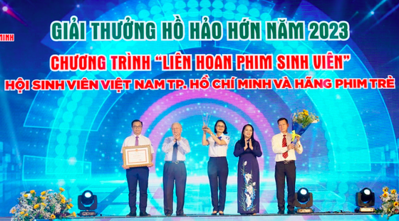 Former Chairman of the HCMC People’s Council Pham Chanh Truc (2nd, L) and Chairwoman of the Vietnam Fatherland Front in HCMC Tran Kim Yen present Ho Hao Hon award to the HCMC Vietnamese Students' Association and the Youth Film Studio. (Photo: SGGP)