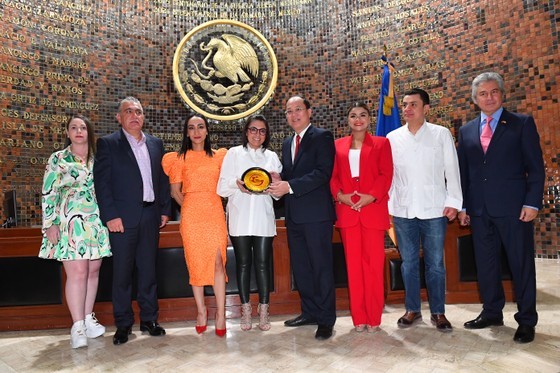 Vice Secretary of the HCMC Party Committee Nguyen Ho Hai offers a gift to representatives of senators of Jalisco state. (Photo: SGGP)