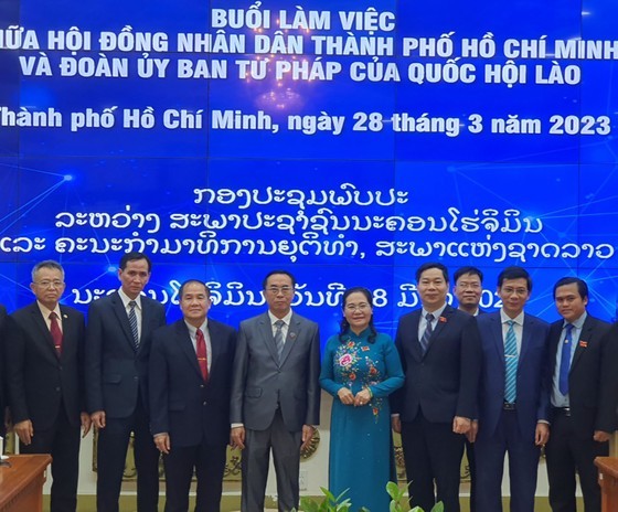 Chairwoman of the HCMC People’s Council Nguyen Thi Le receives the delegations of high-ranking officials of the Lao National Assembly’s Justice Committee. (Photo: SGGP)