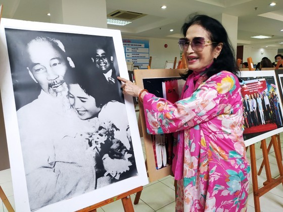 People's Artist Tra Giang was touched when she saw a photo of her, offering flowers to Uncle Ho at the 3rd National Arts and Culture Congress in 1962. (Photo: SGGP)