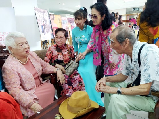 Director Xuan Phuong (L) and veteran artists at the meeting (Photo: SGGP)