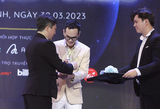 Musician Khac Hung represents pop singer My Tam to get the “Series of Programs of the Year” title. (Photo: SGGP)