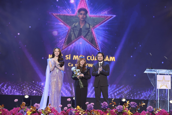 A representative of singer Mono (C) receives the “Best New Artist” award. (Photo: SGGP)