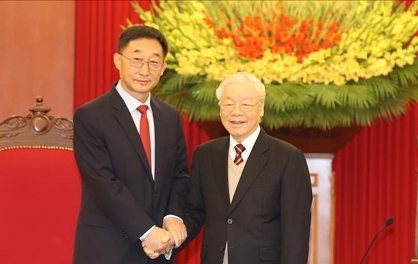 Party General Secretary Nguyen Phu Trong receives Liu Ning, Secretary of the Party Committee of the Guangxi Zhuang Autonomous Region, in Hanoi on March 31. (Photo: VNA)
