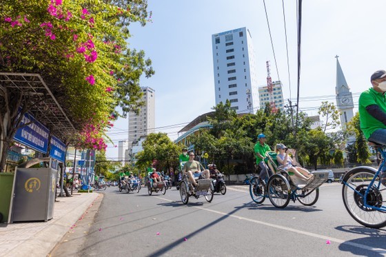 Tourists visit Nha Trang City. (Photo: SGGP)