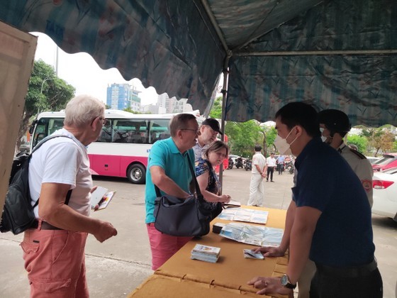 Employees of Da Nang Visitor Center in front of Trung Vuong Theater support the tourists coming to the city. (Photo: SGGP) Employees of Da Nang Visitor Center in front of Trung Vuong Theater support the tourists coming to the city. (Photo: SGGP)