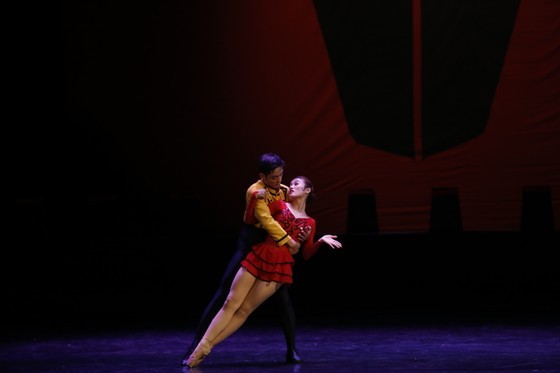 Dancer Nguyen Thu Trang and Meritorious Artists Ho Phi Diep in the performance