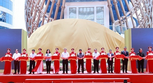 The Government leader attends the inaugural ceremony of ‘Do’ Theater. (Photo: VNA)