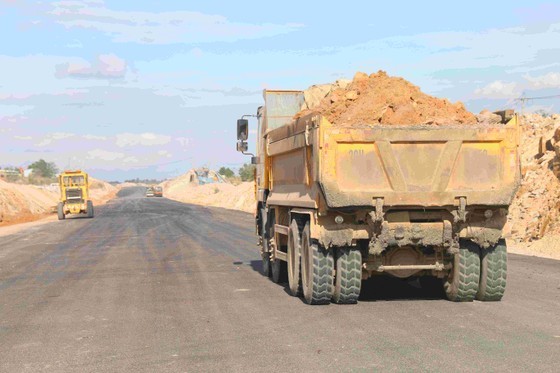 Binh Thuan Province allows contractors to continuously exploit four land mines to serve the Vinh Hao - Phan Thiet expressway construction project. (Photo: SGGP)