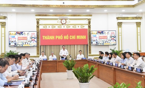 Leaders of the HCMC People's Committee and departments attend the meeting in the city. (Photo: SGGP) Leaders of the HCMC People's Committee and departments attend the meeting in the city. (Photo: SGGP)
