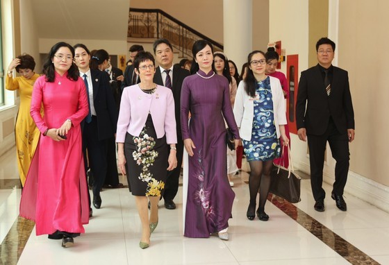 Phan Thi Thanh Tam, spouse of President Vo Van Thuong, and Linda Hurley, spouse of Australian Governor-General David Hurley, visit the Vietnam National Academy of Music in Hanoi on April 4. (Photo: SGGP)